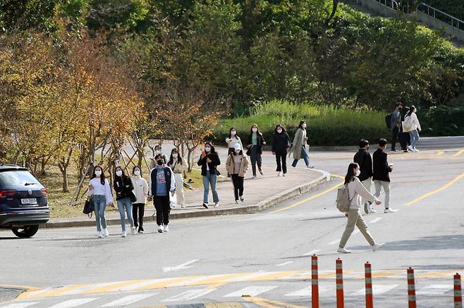 한 대학교의 학생들이 캠퍼스를 걸어가고 있다(사진은 기사내용과 상관없음). ⓒ연합뉴스
