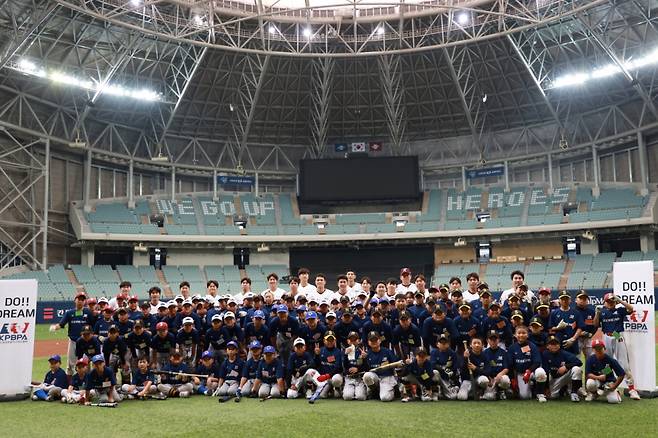 키움 히어로즈 선수들과 유소년 선수들. /사진=한국프로야구선수협회 제공