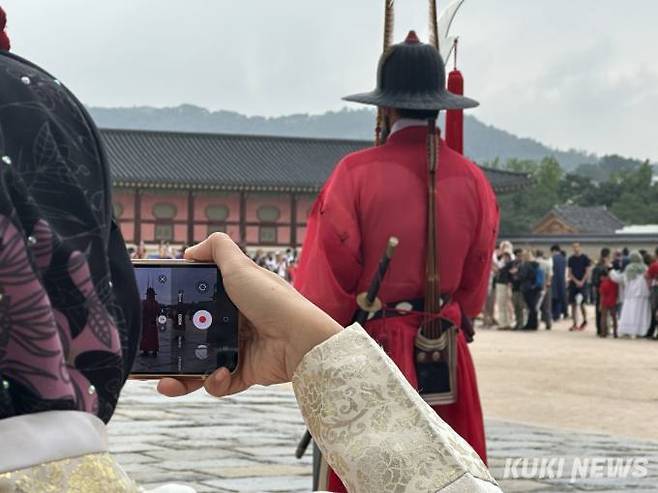 지난달 30일 서울 종로구 경복궁에서 관광객들이 수문장 교대식을 관람하고 있다. 한 외국인 관광객이 그 모습을 촬영하고 있다. 사진=유채리 기자