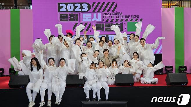 (서울=뉴스1) = 장미란 문화체육관광부 제2차관이 9일 부산 영도구 물양장 일대에서 열린 2023 문화도시 박람회 & 국제학술대회를 찾아 공연 참가자들과 기념사진을 찍고 있다. (문화체육관광부 제공) 2023.9.9/뉴스1 Copyright (C) 뉴스1. All rights reserved. 무단 전재 및 재배포 금지.