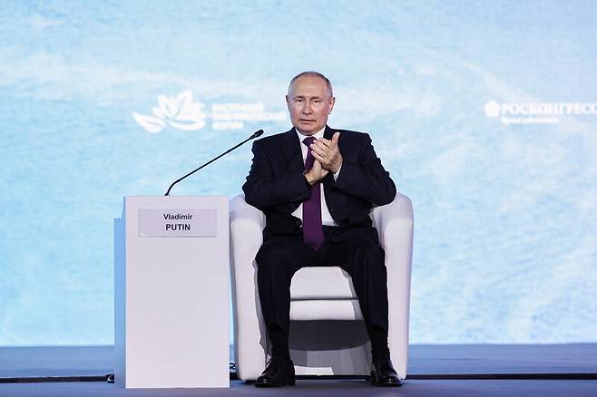 블라디미르 푸틴 러시아 대통령이 12일 루스키섬에서 열린 동방경제포럼에 참석해 박수를 치고 있다. 타스 연합뉴스