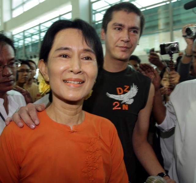 아웅산 수치(왼쪽) 미얀마 국가고문이 2010년 12월 미얀마 양곤 국제공항에서 영국으로 출국하는 아들 킴 아리스(오른쪽)를 배웅하고 있다. 양곤=AP 연합뉴스 자료사진