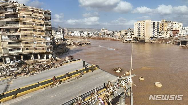 [리비아=AP/뉴시스] 12일(현지시간) 지중해 폭풍 대니얼 영향으로 리비아에 홍수가 발생했다. 2023.09.13.