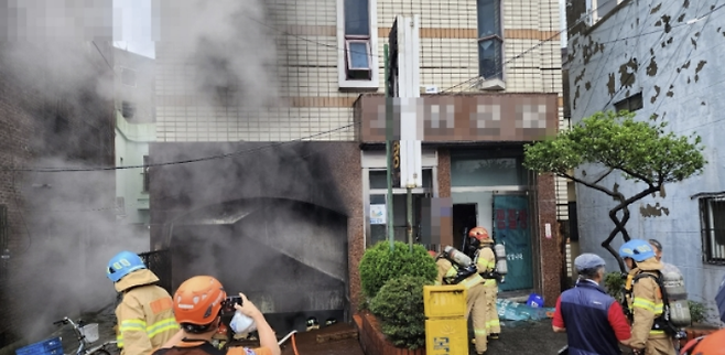 지난 1일 오후 부산 동구 한 목욕탕에서 화재로 원인을 알 수 없는 폭발사고가 발생해 소방대원들이 진화작업을 하고 있다. 사진 = 뉴스1, 부산경찰청 제공