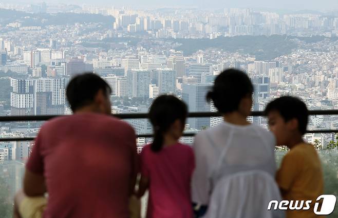 서울 용산구 남산타워를 찾은 시민들이 도심을 바라보고 있다. 2023.9.10/뉴스1 ⓒ News1 김민지 기자