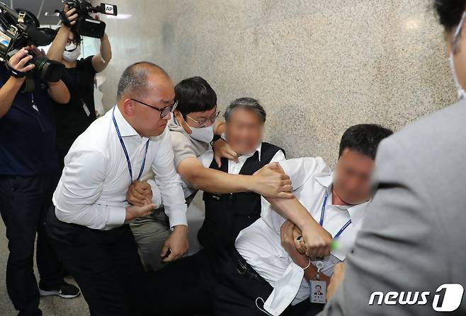 이재명 더불어민주당 대표 단식 16일차인 15일 오후 서울 여의도 국회 민주당 대표실 앞에서 이 대표 지지자라고 밝힌 한 남성이 혈서 작성을 위해 커터칼을 들자 국회 경비대가 저지하고 있다. (공동취재) 2023.9.15/뉴스1 ⓒ News1 임세영 기자