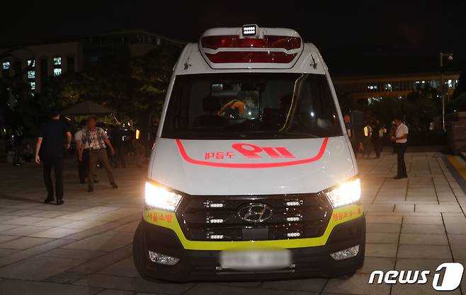 14일 오후 서울 여의도 국회 본관 앞 이재명 더불어민주당 대표 단식투쟁 천막 농성장에서 50대 A씨가 소란행위로 국회경비대의 제지를 받던 도중 흉기를 휘둘러 여경에게 상해를 입히는 사고가 발생했다. 이날 상해를 입은 국회경비대 여경이 119 구급차로 이동하고 있다. (공동취재) 2023.9.14/뉴스1 ⓒ News1 임세영 기자