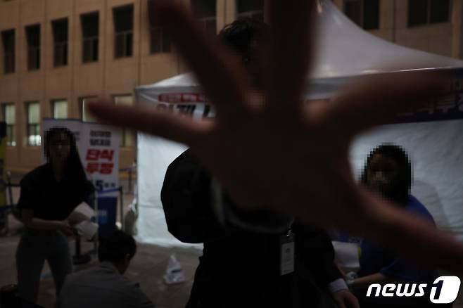 14일 오후 서울 여의도 국회 본관 앞 이재명 더불어민주당 대표 단식투쟁 천막 농성장에서 50대 A씨가 소란행위로 국회경비대의 제지를 받던 도중 흉기를 휘둘러 여경에게 상해를 입히는 사고가 발생했다. 이날 국회 관계자들이 사건 현장을 정리하고 있다. (공동취재) 2023.9.14/뉴스1 ⓒ News1 임세영 기자