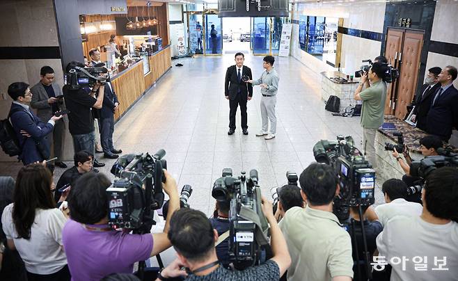 15일 신원식 국방부 장관 후보자가 인사청문회 준비 사무실로 향하기 전 취재진 질문에 답하고 있다. 박형기 기자 oneshot@donga.com