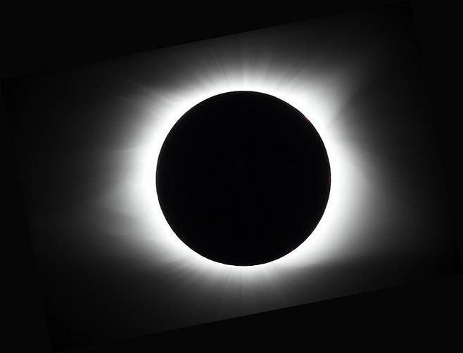 태양 코로나는 개기일식일 때 쉽게 관측된다. 둘레에서 빛나는 부분이 코로나. 사진 출처 위키미디어.