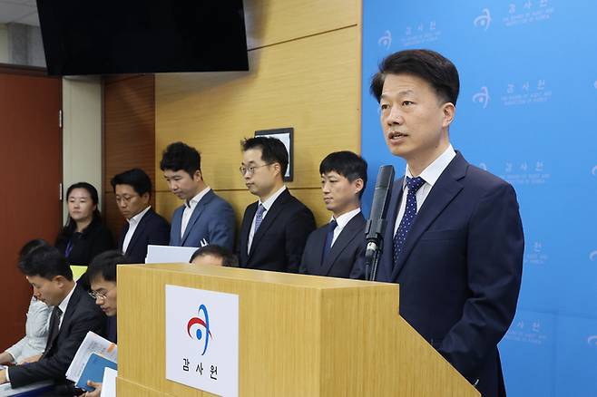 최달영 감사원 제1사무차장이 15일 서울 종로구 감사원 제3별관에서 ‘주요 국가통계 작성 및 활용실태’ 수사요청 관련 발표를 하고 있다. 연합뉴스