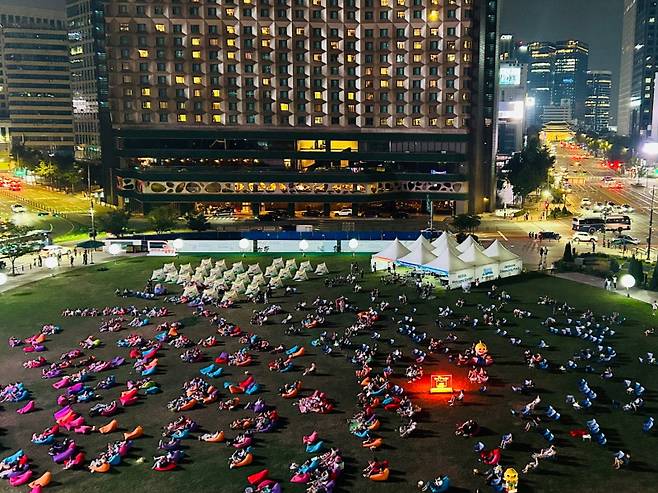 An outdoor library in Seoul Plaza (Seoul Metropolitan Library)