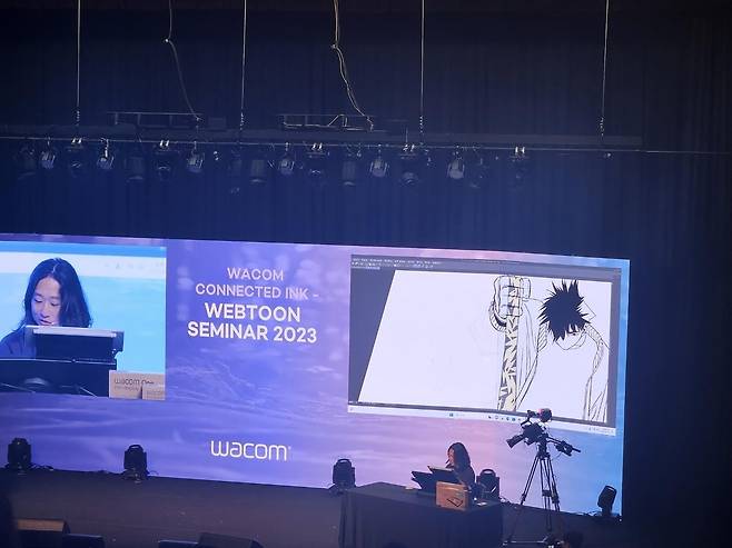 웹툰 작업 과정을 시연하는 오세형 작가 (부천=연합뉴스) 김경윤 기자 = 웹툰 작가 오세형이 15일 경기 부천 한국만화박물관에서 열린 '와콤과 함께하는 웹툰 세미나'에 참석해 작업 과정을 시연하고 있다. 2023.9.15 heeva@yna.co.kr