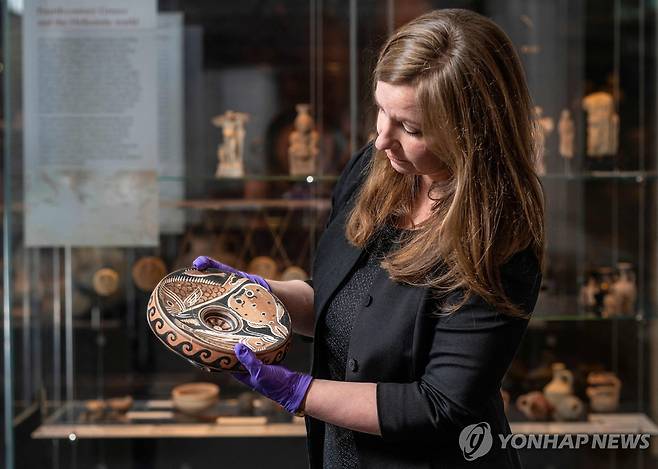 붉은 물고기 그림이 그려진 접시 (캔버라 AFP=연합뉴스) 호주 국립대학교(ANU)가 15일(현지시간) 공개한 붉은 물고기가 그려진 접시. ANU는 이 접시가 이탈리아에서 불법 유출된 유물인 것으로 확인돼 이탈리아 정부에 반환하기로 했다. 2023.9.15. photo@yna.co.kr