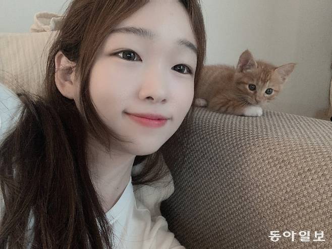 2019년부터 가족이 된 고양이 ‘치이’와 애기 시절 함께 찍은 사진. 최하리 씨는 오랫동안 냥집사를 꿈꿨지만 동물을 사고파는 게 불편해 망설였다. 그러다 우연히 서울 연남동에서 길냥이가 새끼를 낳았다는 소식을 듣고 곧장 치이를 입양했다고 한다. 현재 치이는 7kg이 넘는 근육냥이로 잘 살고 있다. 사진제공 최하리 성우