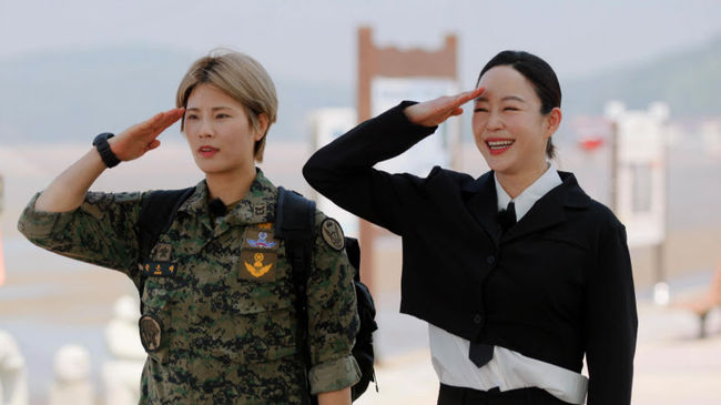  ⁇  Park Won-sooks  ⁇   ⁇   ⁇   ⁇   ⁇  Blue House Womens Guard No. 1 Lee Soo-ryun and Special Warrior female reserve army squad leader Kang Eun-mi!Your Sisters cohabitation was jeopardized by Hye Eun Yis surprise declaration.Hye Eun Yi went to see the sisters and the neighborhood, and in fact, she came to see the house to live independently. Sisters who were embarrassed by Hye Eun Yis remarks were unable to speak for a while.Then he began to interrogate Hye Eun Yi (?) to find out the reason for independence.At this time, his roommate, Ahn So-young, was particularly nervous.Ahn So-young was surprised to see if she had done anything wrong with her sister, and Park Won-sook, the eldest son, looked at the atmosphere, saying, What was wrong with you?In addition, Hye Eun Yi said that he was preparing to take off with a meaningful word.Sisters who have finally found the Seocheon mudflats. At this time, sisters who will fulfill your sisters dream-like clam-catching ambition have appeared.The identity of Sens sister is Lee Soo-ryun from the first Blue House female security guard in Korea and Kang Eun-mi, a female reserve army commander from Special Warrior !.Sisters were excited to see two people who appeared with extraordinary force from the appearance.Listening to the stories of the presidents who were in charge of guarding and the tense daily life where everything was confidential, the sisters seemed to fall in love with the two sisters.Kang Eun-mi!, Who became the first female reserve army commander in Korea after 8 years of military service, focused on the moment when he felt the threat of life during military service.Kang Eun-mi! Has about 1,000 high-altitude descent records during his military service, performing counter-terrorism and high-level task forces at the 707 Counter-Terrorism Task Force.During this process, Kang Eun-mi has overcome several life-threatening crises, but has suffered a major accident, especially after being hit by strong winds after landing, resulting in a concussion and memory loss, even failing to remember her parents.It will be broadcast at 9:00 am on the 17th.Provided by KBS