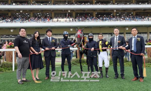 제 39회 ’일간스포츠배 대상경주(L)‘가 17일 오후 렛츠런파크 서울에서 열렸다. 시상식후 우승한 너트플레이와 안토니오 기수가 포토타임을 갖고있다. 조현영 마주, 이성재 일간스포츠 경영총괄,(사진 왼쪽두번째부터 ) 안토니오 기수, 최영주 조교사, 김홍기 경마본부장(사진 오른쪽세번째부터). 일간스포츠배는 언론사 대상경주로는 최초로 창설된 경주로 현재 대상경주 중에서는 그랑프리(G1)에 이어 두 번째로 오랜 역사를 자랑한다. 과천=정시종 기자 capa@edaily.co.kr /2023.09.17.
