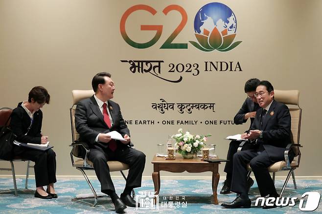 (서울=뉴스1) 오대일 기자 = 윤석열 대통령이 10일(현지시간) 인도 뉴델리 바라트 만다팜 국제컨벤션센터에서 열린 한일 정상회담에서 기시다 후미오 일본 총리와 대화하고 있다. (대통령실 홈페이지) 2023.9.10/뉴스1 Copyright (C) 뉴스1. All rights reserved. 무단 전재 및 재배포 금지.