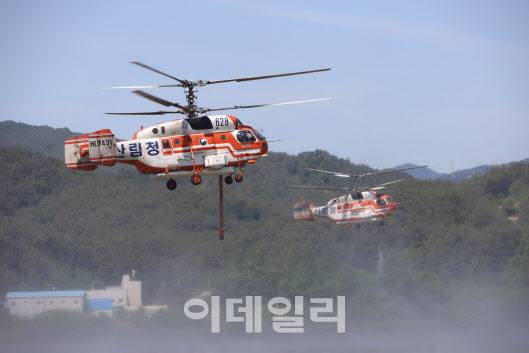 산림청의 산불진화 주력 헬기인 러시아산 카모프(KA-32)가 산불을 진화하고 있다. (사진=산림청 제공)