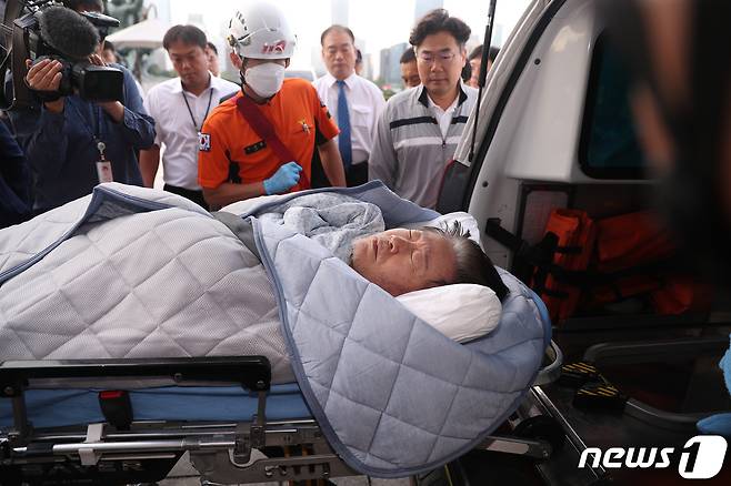 단식 19일차인 이재명 더불어민주당 대표가 18일 오전 서울 여의도 국회 당 대표실에서 119 구급대에 의해 병원으로 이송되고 있다. 2023.9.18/뉴스1 ⓒ News1 임세영 기자