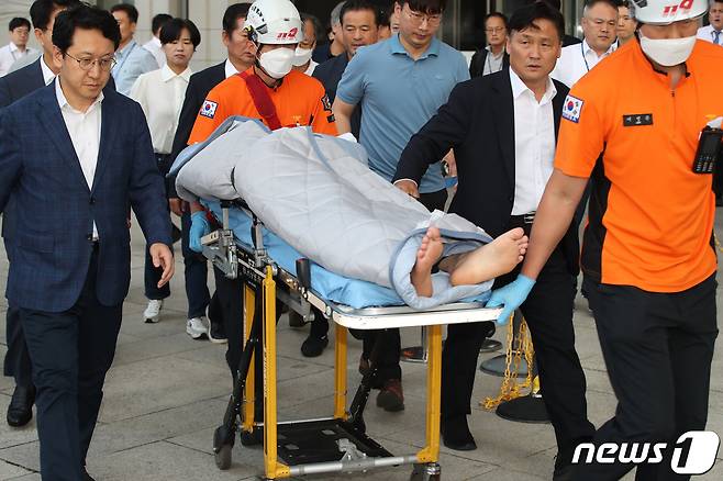 단식 19일차인 이재명 더불어민주당 대표가 18일 오전 서울 여의도 국회 당 대표실에서 119 구급대에 의해 병원으로 실려가고 있다. 2023.9.18/뉴스1 ⓒ News1 임세영 기자