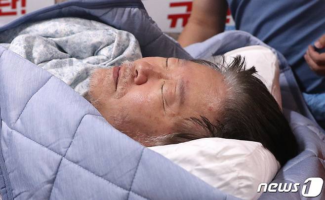 단식 19일차인 이재명 더불어민주당 대표가 18일 오전 서울 여의도 국회 당 대표실에서 119 구급대에 의해 병원으로 이송되고 있다. 2023.9.18/뉴스1 ⓒ News1 임세영 기자