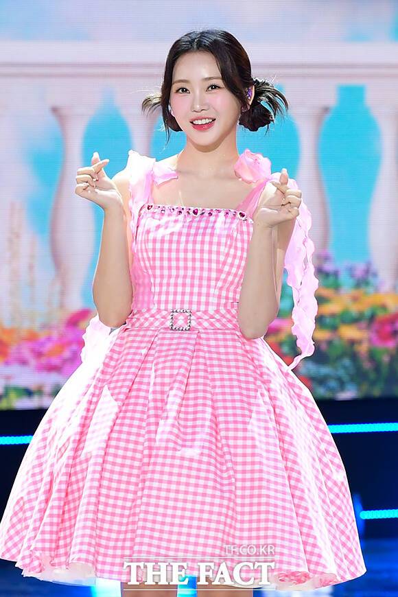 가수 홍지윤이 18일 오후 서울 마포구 SBS 프리즘타워에서 열린 첫 정규앨범 'Jiyun is... (지윤 이즈)' 발매 기념 쇼케이스에서 포즈를 취하고 있다. /서예원 인턴기자