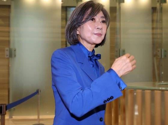 김행 여성가족부 장관 후보자가 18일 오전 서울 종로구 한 빌딩에 마련된 인사청문회 준비 사무실로 출근하며 취재진의 질문에 답한 뒤 사무실로 향하고 있다. 연합뉴스