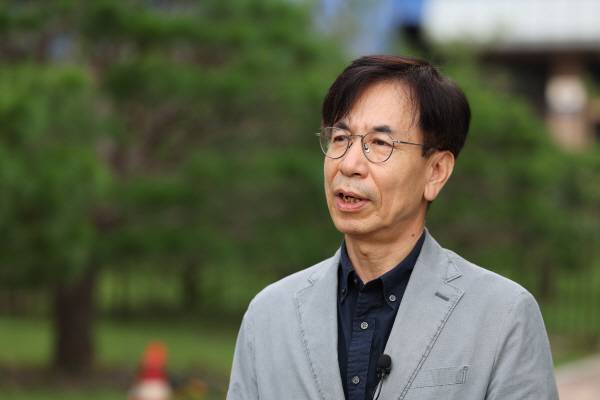 김기중 방송문화진흥회 이사가 18일 정부과천청사 방송통신위원회 앞에서 해임 절차 진행 관련 입장 표명을 하고 있다. 연합뉴스