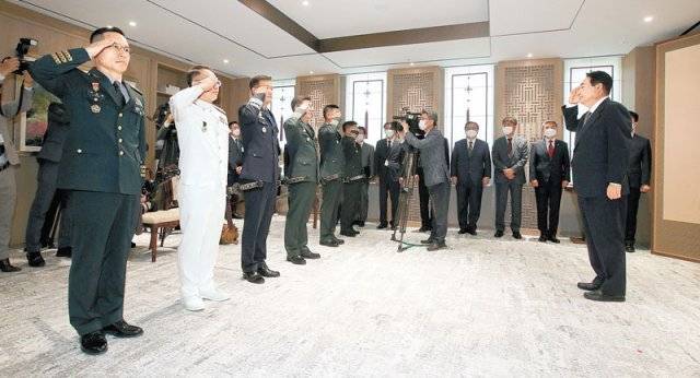 지난해 5월 27일 서울 용산 대통령실 청사에서 장성 진급 및 보직신고 삼정검 수치 수여식이 진행되고 있따. 윤석열 대통령(오른쪽)이 박정환 육군참모총장, 이종호 해군참모총장, 정상화 공군참모총장, 전동진 육군지상작전사령관, 안병석 한미연합사령부 부사령관, 신희현 육군 2작전사령관(왼쪽부터)의 경례를 받고 있다. 사진 제공=대통령실