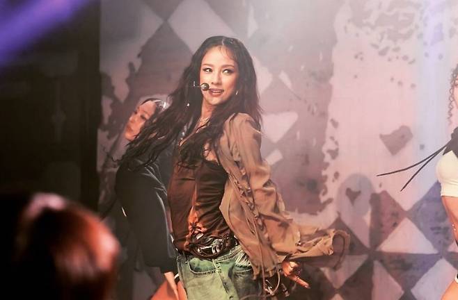 Singer Lee Hyori recalled memories of 2005 through SNS.On Lee Hyoris social media, there is a stage photo from tvNs Dance Wanderers on the 18th, along with lyrics from his 2005 song Sams Club. The sexy lyrics add to Lee Hyoris aggressiveness.Sams Club, which was popular at the time, contained the phrase deep touch of hot people exchanging. Deep sign of secret eyes.In the accompanying photo, you can get a glimpse of Lee Hyori, the 26th year of his debut, despite the fact that Annie Sams Club has been released almost 10 years ago.Lee Hyori recently appeared on tvNs Dancer Wanderers with singers Hwasa, Hua Hua, Kim Wan-sun, and BoA.He was greatly welcomed by the public as he showed off his rustic dance skills and vocal abilities on the show.Lee Hyoris response to this appearance was positive, such as I am still in my 20s and My beauty is unchanged.Lee Hyori is actively using SNS, choreography exercises and various videos to meet with fans.Lee Hyori also shared a video of his new song I Love My Body with Lindsey Vonn on Jasins social media.In particular, he showed Lindsey Vonn in a bikini.Lee Hyori, who is a top star, confessed that he is still working hard on self-management on YouTube channel Sweetheart Shin Dong-yeop. Lee Hyori also said that he was learning vocal practice by enrolling in a vocal academy after realizing Jasins lack.