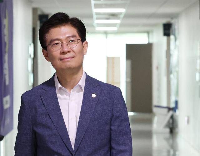 조정훈 시대전환 대표가 19일 서울 여의도 국회 의원회관에서 국민의힘 합당과 관련 기자회견을 위해 이동하고 있다. 뉴스1