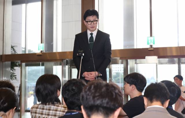 한동훈 법무부 장관이 18일 국회에서 본회의 출석을 위해 입장하던 중 기자들의 질문에 답하고 있다. 연합뉴스