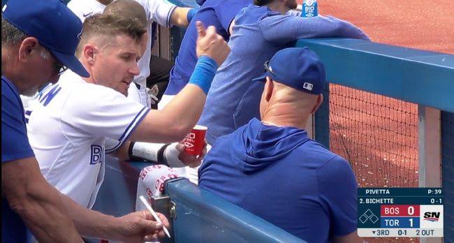 하이네만이 벤치에서 볼배합 관련 조언을 받는 모습 mlb.tv화면 캡처