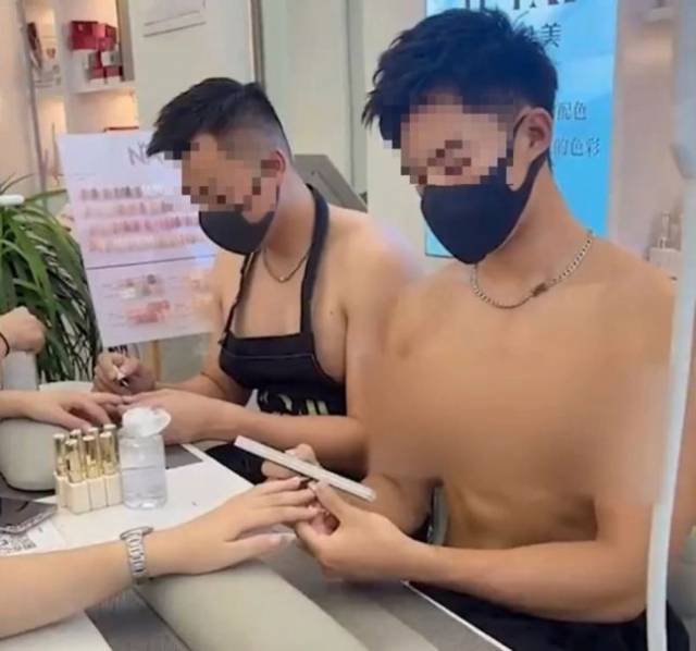 중국의 한 네일숍에서 반라의 남성들이 손톱관리를 해주고 있다. 사진=SCMP 캡처