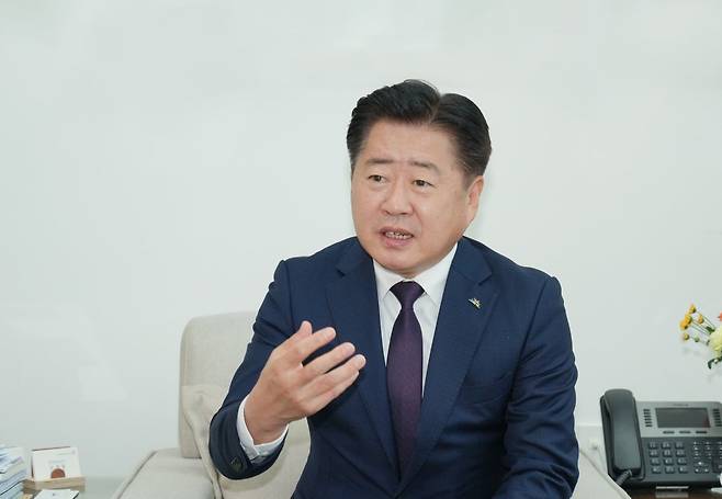 오영훈 제주도지사는 13일 동아일보와의 인터뷰에서 “단순한 친선 방문에서 벗어나 관광과 경제 교류 활성화를 통한 실익을 위해
지방외교를 펼치고 있다”며 “다양한 교류를 바탕으로 기후 위기와 생태 문제 등 전 지구적 문제 해결에도 목소리를 낼 것”이라고
말했다. 제주도 제공