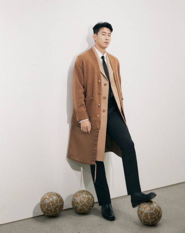 2022년 버버리는 손흥민 선수를 글로벌 앰버서더로 선정했다. 어린 시절부터 꿈을 이루기 위해 노력해온 손흥민의 스토리는 자사가 추구하는 ‘새로운 가능성의 발견’과 일치한다고 선정 이유를 밝혔다. 물론 손흥민이 가진 유럽과 아시아를 넘나드는 크로스오버 매력도 버버리를 매료시킨 요소 중의 하나다. 손흥민 인스타그램