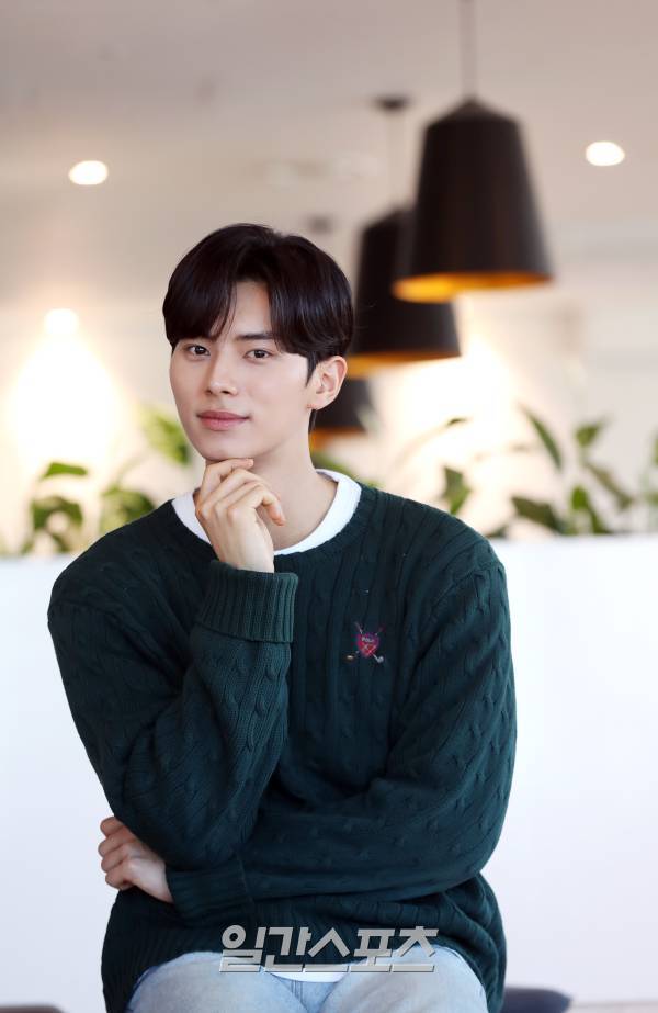 tvN드라마 '일타 스캔들'에서 '이선재'역으로 출연한 배우 이채민이 21일 오전 서울 중구 KG타워에서 진행된 일간스포츠와의 인터뷰에 앞서 포즈를 취하고 있다.김민규 기자 mgkim1@edaily.co.kr /2023.02.21/