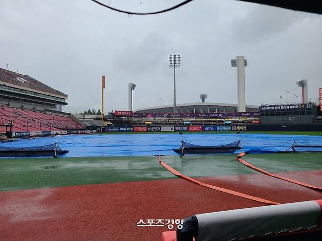 20일 KT-LG전이 취소된 수원 KT위즈파크에 비가 내리고 있다.
