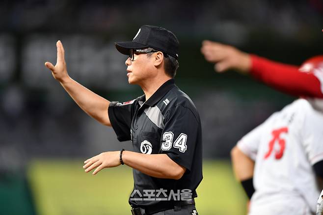 SSG 5번타자박성한이 21일 인천SSG랜더스필드에서 열린 2023프로야구 SSG랜더스와 LG트윈스의 경기 8회말 2사 만루에서 우익선상을 타는 타구를 날린 가운데 타구가 1루심 우효동심판에 맞으며 애매한 상황이 만들어졌다. 박기택 3루심과 심판들이 판정을 위해 머리를 맞대고 논의를 이거가고 있다. LG 비디오판독 요청으로 판독이 진행됐고 결과는 인플레이가 인정되며 1득점, 주자는 2사 1,3루로 결정됐다. 2023.09.21. 문학 | 강영조기자 kanjo@sportsseoul.com