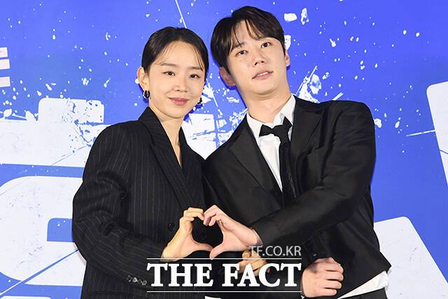배우 신혜선(왼쪽)과 이준영이 21일 오후 서울 광진구 롯데시네마 건대입구점에서 열린 웨이브 영화 '용감한 시민' 제작보고회에 참석해 포즈를 취하고 있다. /장윤석 인턴기자