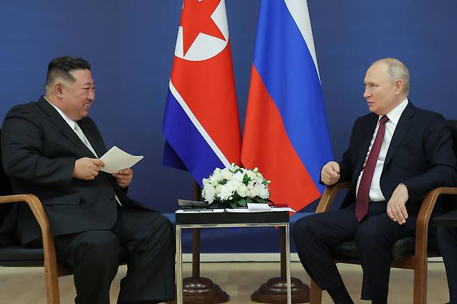 북한 김정은(왼쪽)과 블라디미르 푸틴 러시아 대통령. /뉴스1·노동신문