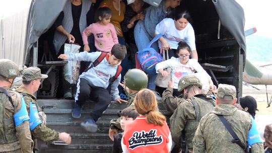 러시아 평화유지군이 지난 20일(현지시간) 분쟁지역인 나고르노-카라바흐에서 민간인을 대피시키고 있습니다. 러시아 국방부는 어린이 1049명을 포함해 2000명 이상을 대피시켰다고 밝혔습니다. 러시아 국방부 TASS