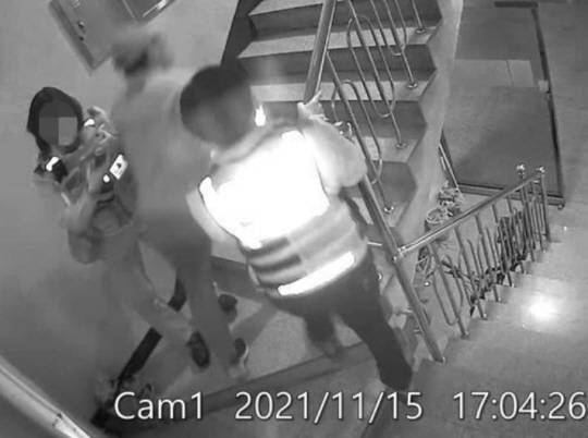 2021년 11월 ‘인천 층간소음 흉기난동 사건’ 당시 CCTV 영상. 피해자 측 제공