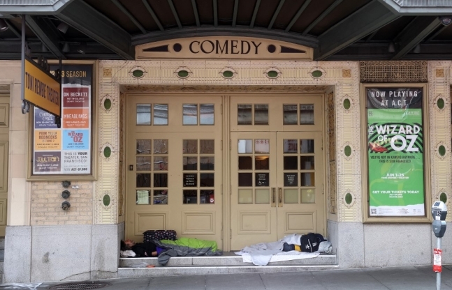 지난 5월 미국 캘리포니아주 샌프란시스코의 한 극장 문 앞에서 노숙자들이 잠을 자고 있다. AFP 뉴스1