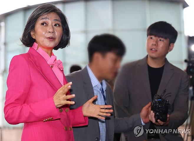출근하는 김행 후보자 (서울=연합뉴스) 김도훈 기자 = 김행 여성가족부 장관 후보자가 21일 오전 서울 종로구 인사청문회 준비 사무실로 출근하고 있다. 2023.9.21 superdoo82@yna.co.kr
