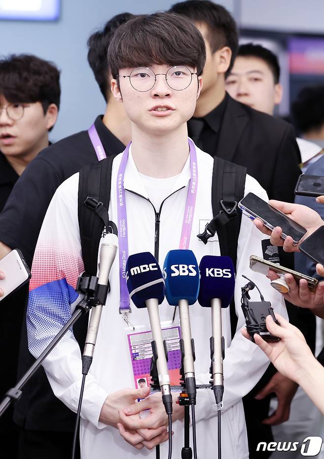 대한민국 e스포츠 국가대표 '페이커' 이상혁이 22일 오후 중국 항저우 샤오산 국제공항을 통해 입국해 인터뷰를 하고 있다. 2023.9.22/뉴스1 ⓒ News1 민경석 기자