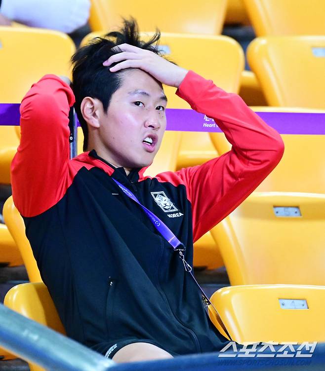 21일 오후 중국 진화스타디움에서 열린 항저우아시아게임 남자축구 예선 2차전 대한민국과 태국의 경기. 동료들 경기 지켜보는 이강인. 진화(중국)=송정헌 기자songs@sportschosun.com/2023.09.21/