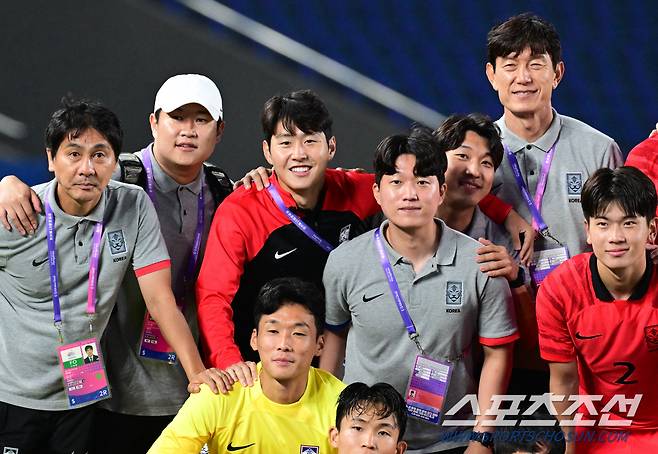 21일 오후 중국 진화스타디움에서 열린 항저우아시아게임 남자축구 예선 2차전 대한민국과 태국의 경기. 태국에 승리한 대표팀 선수들이 승리의 기쁨을 나누고 있다. 진화(중국)=송정헌 기자songs@sportschosun.com/2023.09.21/
