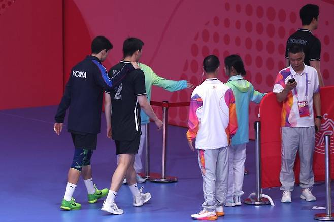 (샤오싱(중국)=뉴스1) 중국 샤오싱 차이나 텍스타일 시티 스포츠센터에서 열린 남자 배구 12강 토너먼트 대한민국과 파키스탄의 경기에서 0대 3으로 패한 후 황택의를 비롯한 선수들이 경기장을 나서고 있다. 임도헌 감독이 이끄는 배구대표팀은 21년 만에 아시아 정상 정복을 목표로 야심차게 출항했지만 결과는 61년 만에 '노메달' 수모를 겪었다.